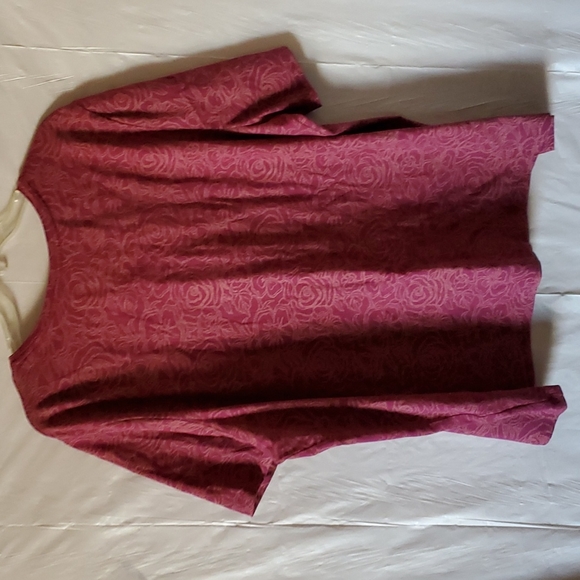 Catherines 3X Burgundy short sleeve scoop neckline with Gold outline of flowers - Picture 3 of 7